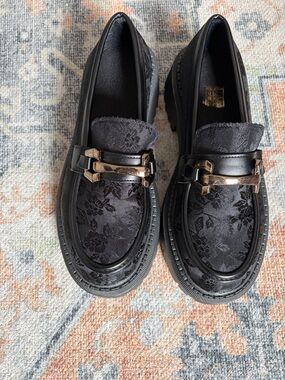 SHEIN Black Floral Lace Loafers with Gold Accent Hardware